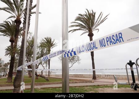 Cala Millor, Spagna. 16 Marzo 2020. Nel resort è visibile un parcheggio chiuso dalla polizia. Per combattere la rapida diffusione dell'epidemia di coronavirus, il governo spagnolo ha dichiarato un coprifuoco di due settimane il sabato sera. Credit: Bodo Marks/dpa/Alamy Live News Foto Stock