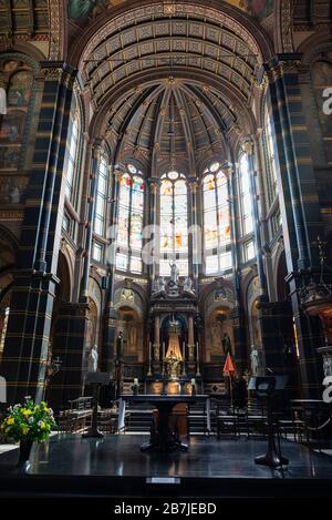 Altare della Basilica di San Nicola ( Van de Heilige Nicolaas o Sint-Nicolaaskerk ), chiesa situata nel centro di Amsterdam, Paesi Bassi Foto Stock