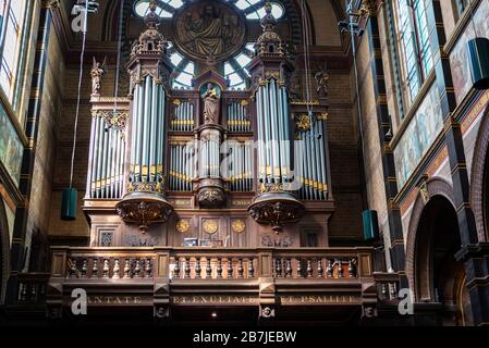 Organo della Basilica di San Nicola ( Van de Heilige Nicolaas o Sint-Nicolaaskerk ), chiesa situata nel centro di Amsterdam, Paesi Bassi Foto Stock