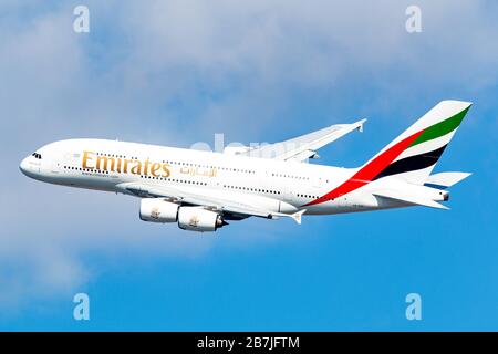 New York, USA - 1 marzo 2020: Emirates Airbus A380-800 aereo all'aeroporto John F. Kennedy di New York (JFK) negli Stati Uniti. Airbus è un produttore di aerei Foto Stock