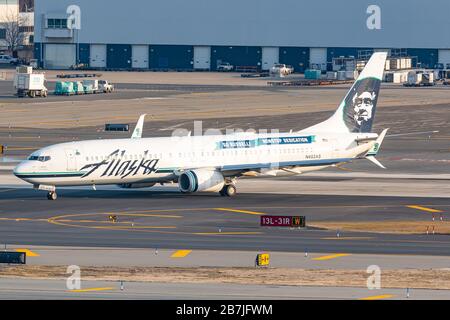 New York, USA - 28 febbraio 2020: Aereo Alaska Airlines Boeing 737-800 all'aeroporto John F. Kennedy di New York (JFK) negli Stati Uniti. Boeing è un velivolo Foto Stock