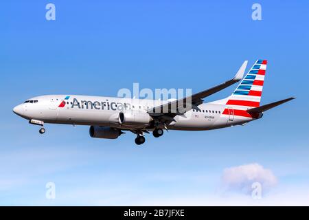 New York, USA - 29 febbraio 2020: Aereo American Airlines Boeing 737 all'aeroporto John F. Kennedy di New York (JFK) negli Stati Uniti. Boeing è un velivolo m Foto Stock