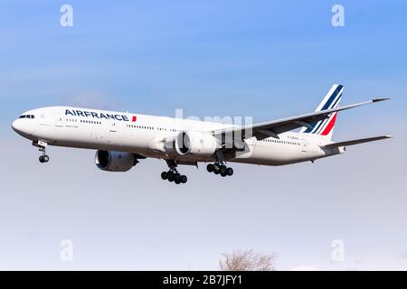 New York, USA - 29 febbraio 2020: Air France Boeing 777 aereo Dreamliner all'aeroporto John F. Kennedy di New York (JFK) negli Stati Uniti. Boeing è un aircra Foto Stock