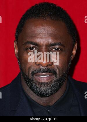 (FILE) Idris Elba Prove positive per Coronavirus COVID-19. Idris Elba ha testato positivo per il coronavirus, l'attore ha detto Lunedi, 16 marzo 2020 su Twitter. HOLLYWOOD, LOS ANGELES, CALIFORNIA, USA - 10 NOVEMBRE: L'attore Idris Elba arriva al AFI FEST 2013 - 'Mandela: Long Walk to Freedom' Special Screening tenuto presso l'American Cinematheque's Egyptian Theatre il 10 novembre 2013 a Hollywood, Los Angeles, California, Stati Uniti. (Foto di Xavier Collin/Image Press Agency) Foto Stock