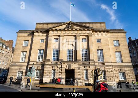 Vista esterna della High Court of Justiciary sul Royal Mile a Edimburgo, Scozia, Regno Unito Foto Stock