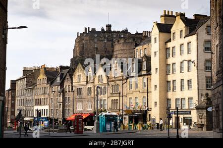 Vista di vecchi edifici di proprietà e Castello di Edimburgo dal Grassmarket nel centro storico di Edimburgo, Scozia, Regno Unito Foto Stock
