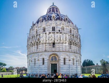 Il Battistero pisano di San Giovanni in Piazza dei Miracoli, vicino al Duomo di Pisa e al campanile indipendente della cattedrale, la famosa Tow Pendente Foto Stock