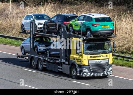 Arnold Clark HGV mezzi di trasporto, camion, trasporto, camion, cargo carrier, veicolo DAF, industria europea del trasporto commerciale, M61 a Manchester, Regno Unito Foto Stock