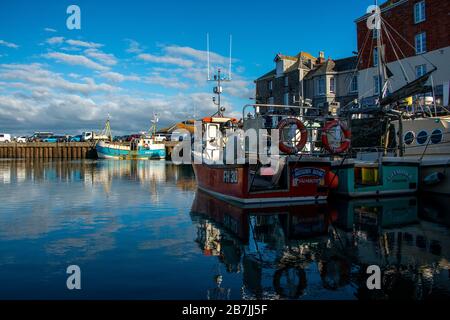 Nel tardo pomeriggio nel porto di Padstow, Cornovaglia. Foto Stock
