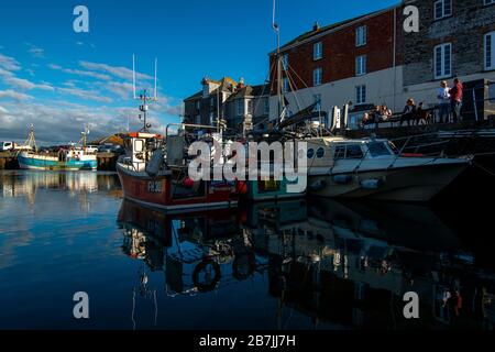 Nel tardo pomeriggio nel porto di Padstow, Cornovaglia. Foto Stock