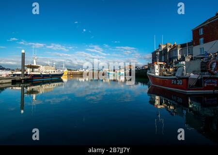 Nel tardo pomeriggio nel porto di Padstow, Cornovaglia. Foto Stock