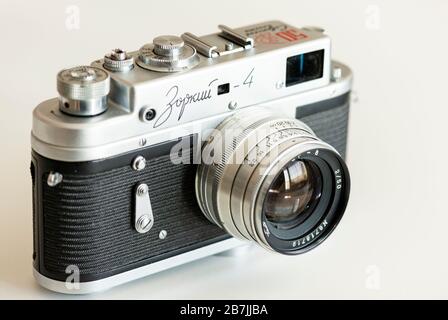 Vista della fotocamera a film manuale d'argento russa Zorki 4 vecchia d'epoca come concetto classico di fotografia retrò su sfondo bianco Foto Stock