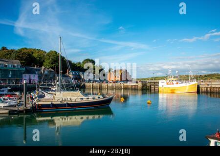 Nel tardo pomeriggio nel porto di Padstow, Cornovaglia. Foto Stock