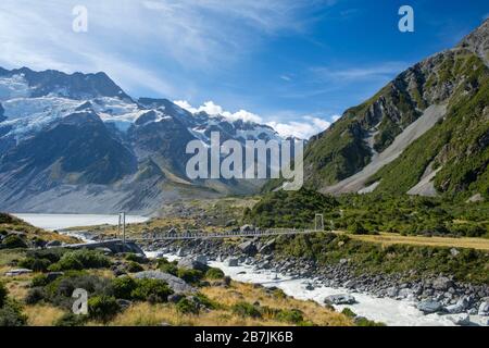 Hooker Valley Track sul fiume e sul Ponte Aoraki/Mount Cook National Park, South Island, Nuova Zelanda Foto Stock