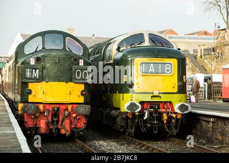 Alycidon D9009 locomotiva diesel Deltic con locomotiva inglese elettrica tipo 4 Classe 40 East Lancashire Railway a Ramsbottom, Lancashire, Inghilterra Foto Stock