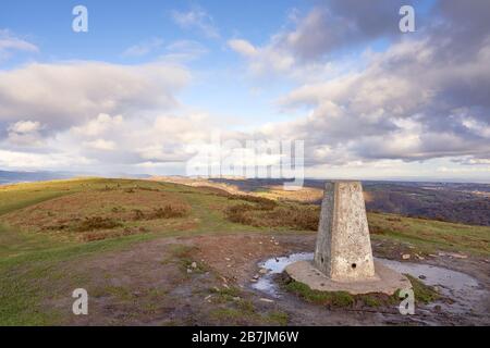 Trig point sulla cima della Garth Mountain vicino a Pentyrch, Cardiff, Galles del Sud. Foto Stock