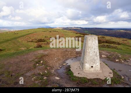 Trig point sulla cima della Garth Mountain vicino a Pentyrch, Cardiff, Galles del Sud. Foto Stock