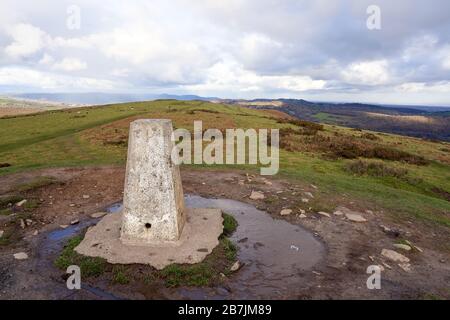 Trig point sulla cima della Garth Mountain vicino a Pentyrch, Cardiff, Galles del Sud. Foto Stock