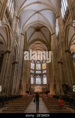 Vista sulla navata centrale (navata centrale) verso l'altare all'interno del Duomo di San Pietro a Regensburg, Baviera, Germania. Foto Stock