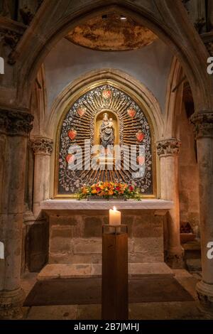 Piccolo altare con Maria e il bambino Gesù figure all'interno del Duomo di San Pietro a Regensburg, Baviera, Germania. Foto Stock