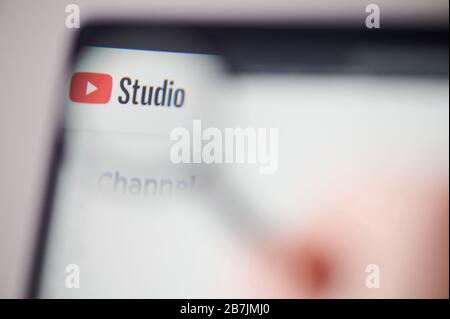 New-York , Stati Uniti d'America - 13 marzo 2020: YouTube stodio webpage view throw Magnifier close up Foto Stock