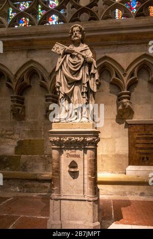 Statua all'interno della Cattedrale di San Pietro a Ratisbona, Baviera, Germania. Foto Stock