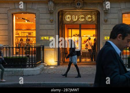 Gucci negozio Champs Elysees Parigi Francia Foto Stock