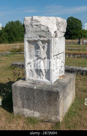 Grande pezzo di pietra nel forte romano di Abusina-Eining, Eining vicino Abensberg, Baviera, Germania. Foto Stock