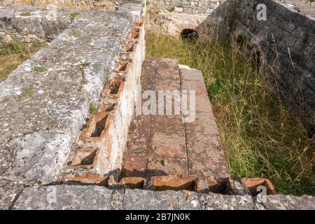 Dettaglio del riscaldamento a pavimento e a parete allestito nelle terme (bagno) di Abusina-Eining Roman Fort, Eining vicino Abensberg, Baviera, Germania. Foto Stock