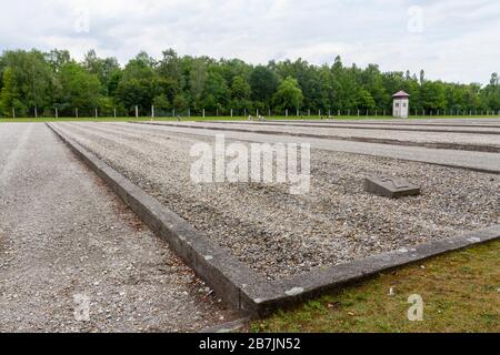 Vista generale sull'area della caserma presso l'ex campo di concentramento nazista tedesco di Dachau, Monaco, Germania. Foto Stock