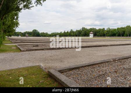 Vista generale sull'area della caserma presso l'ex campo di concentramento nazista tedesco di Dachau, Monaco, Germania. Foto Stock