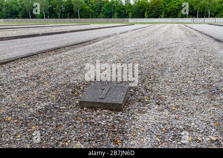 Vista generale sull'area della caserma accanto al blocco 1 presso l'ex campo di concentramento nazista tedesco di Dachau, Monaco, Germania. Foto Stock