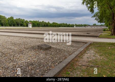 Vista generale sull'area della caserma presso l'ex campo di concentramento nazista tedesco di Dachau, Monaco, Germania. Foto Stock