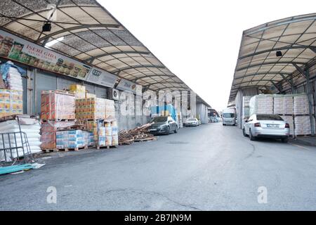 Vista sulla strada del bazar dei grossisti alimentari di istanbul a rami, istanbul. Mercato all'ingrosso per l'acquisto e la vendita di frutta secca, frutta secca e vari alimenti. Foto Stock