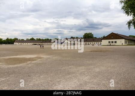 Vista generale attraverso l'area per le chiamate in rotolo (parade Grounds) nell'ex campo di concentramento nazista tedesco di Dachau, Monaco, Germania. Foto Stock