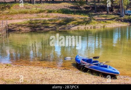 Canoa sulla spiaggia fluviale di Tapada Grande, vicino a Mertola, Portogallo Foto Stock