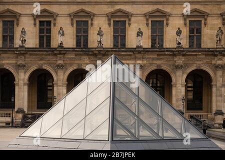 Museo del Louvre nel cortile di Napoleone Parigi Francia Foto Stock