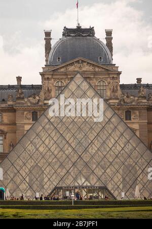Museo del Louvre nel cortile di Napoleone Parigi Francia Foto Stock