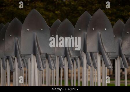 Esercito di Shovels scultura di arte pubblica Parigi Francia Foto Stock