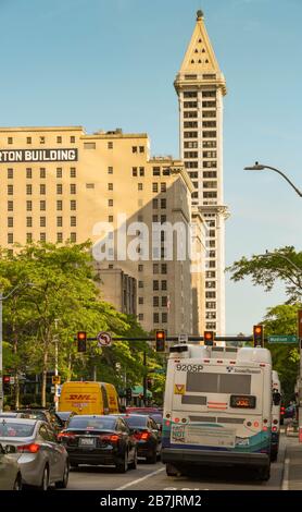 SEATTLE, WA, USA, - GIUGNO 2018: Traffico su una strada nel centro di Seattle. Foto Stock