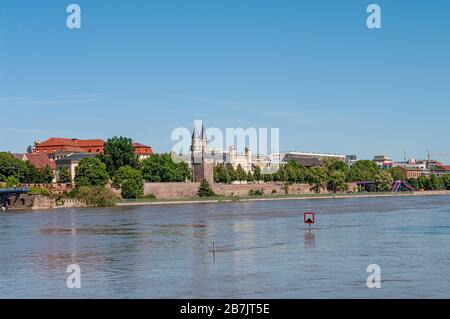 Enorme alluvione del fiume Elba nel centro di Magdeburg, centro città, Magdeburg, Germania, nel giugno del 2013, paesaggio urbano Foto Stock