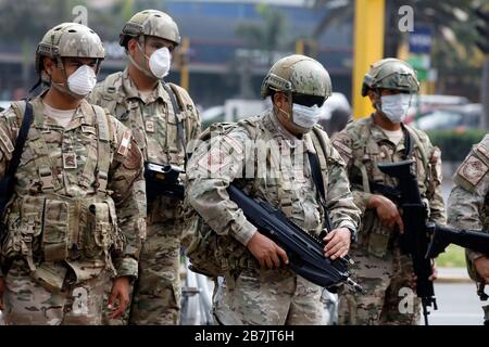 Perù, Lima, 16 marzo 2020: Pattuglia dell'esercito peruviano al primo giorno di quarantena obbligatoria dopo l'allarme di salute COVID-19 Foto Stock