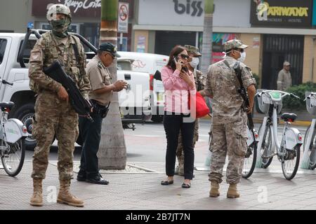 Perù, Lima, 16 marzo 2020: Pattuglia dell'esercito peruviano al primo giorno di quarantena obbligatoria dopo l'allarme di salute COVID-19 Foto Stock