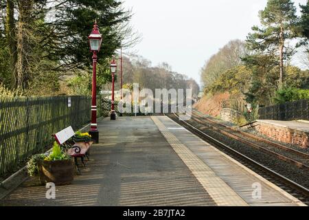 La mattina presto sulla piattaforma vuota del sud della stazione ferroviaria di Armathwaite sulla linea ferroviaria di Carlisle di assestamento, Armathwaite, Cumbria, Inghilterra, Regno Unito Foto Stock