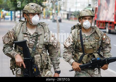 Perù, Lima, 16 marzo 2020: Pattuglia dell'esercito peruviano al primo giorno di quarantena obbligatoria dopo l'allarme di salute COVID-19 Foto Stock