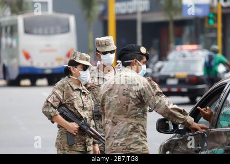 Perù, Lima, 16 marzo 2020: Pattuglia dell'esercito peruviano al primo giorno di quarantena obbligatoria dopo l'allarme di salute COVID-19 Foto Stock