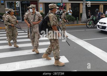 Perù, Lima, 16 marzo 2020: Pattuglia dell'esercito peruviano al primo giorno di quarantena obbligatoria dopo l'allarme di salute COVID-19 Foto Stock