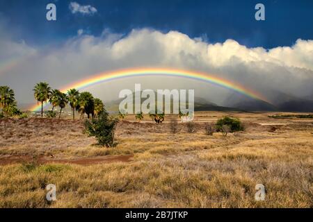 Splendida vista panoramica su un arcobaleno attraverso le montagne di Maui ovest. Foto Stock