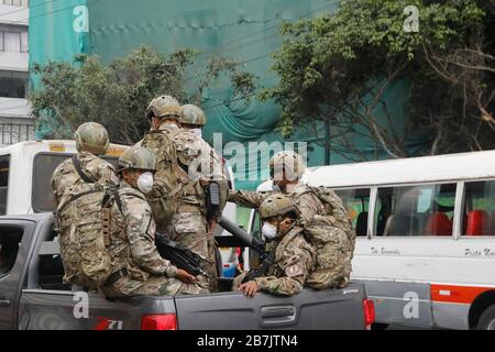 Perù, Lima, 16 marzo 2020: Pattuglia dell'esercito peruviano al primo giorno di quarantena obbligatoria dopo l'allarme di salute COVID-19 Foto Stock