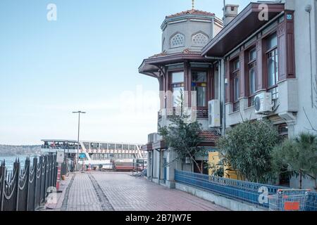 Fotografia dello storico porto dei traghetti di Besiktas – Uskudar (in turco: Beşiktaş-Üsküdar) a Istanbul, Turchia. Una grande vaporiera è vista sopra il mare. Foto Stock